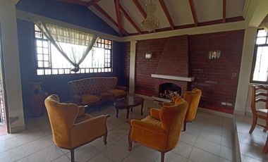 Vendo un Terreno con Casa en Pifo