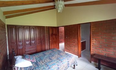 Vendo un Terreno con Casa en Pifo