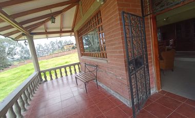 Vendo un Terreno con Casa en Pifo