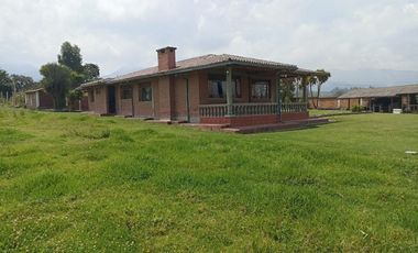 Vendo un Terreno con Casa en Pifo