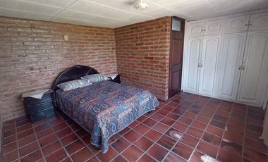 Vendo un Terreno con Casa en Pifo