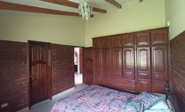 Vendo un Terreno con Casa en Pifo