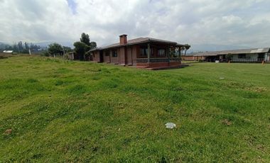 Vendo un Terreno con Casa en Pifo
