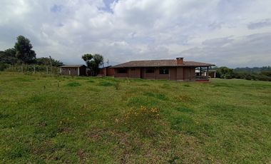 Vendo un Terreno con Casa en Pifo
