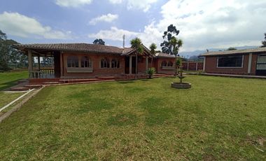 Vendo un Terreno con Casa en Pifo