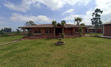 Vendo un Terreno con Casa en Pifo