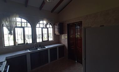 Vendo un Terreno con Casa en Pifo