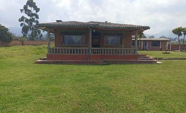 Vendo un Terreno con Casa en Pifo