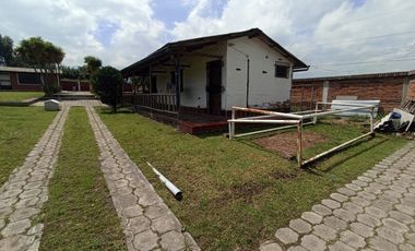 Vendo un Terreno con Casa en Pifo