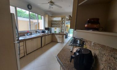 Samborondon, Renta de Linda Casa 4 Dorm. con Piscina Amoblada