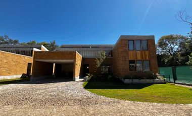 CASA EN VENTA EN VALLE DE BRAVO A 7 MINUTOS DEL CENTRO DE AVANDARO