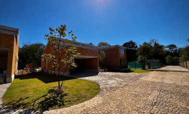 CASA EN VENTA EN VALLE DE BRAVO A 7 MINUTOS DEL CENTRO DE AVANDARO