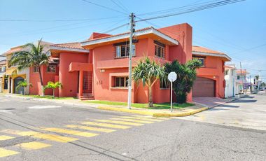 Casa en venta con alberca en Jardines de Mocambo, Boca del Río, Veracruz