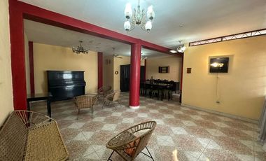 OPORTUNIDA DE NEGOCIO AMPLIA CASA EN VENTA – AV.  GRAU DE PIURA