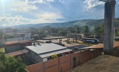 Un edificio sin terminar en una ubicación de primera en Tarapoto. Al lado del óvalo, cerca del hotel San Marino. Deja que otros se pregunten qué pasó.