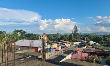 Un edificio sin terminar en una ubicación de primera en Tarapoto. Al lado del óvalo, cerca del hotel San Marino. Deja que otros se pregunten qué pasó.