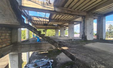 Un edificio sin terminar en una ubicación de primera en Tarapoto. Al lado del óvalo, cerca del hotel San Marino. Deja que otros se pregunten qué pasó.
