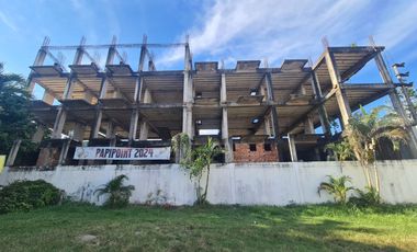 Un edificio sin terminar en una ubicación de primera en Tarapoto. Al lado del óvalo, cerca del hotel San Marino. Deja que otros se pregunten qué pasó.