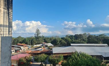 Un edificio sin terminar en una ubicación de primera en Tarapoto. Al lado del óvalo, cerca del hotel San Marino. Deja que otros se pregunten qué pasó.