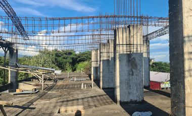 Un edificio sin terminar en una ubicación de primera en Tarapoto. Al lado del óvalo, cerca del hotel San Marino. Deja que otros se pregunten qué pasó.