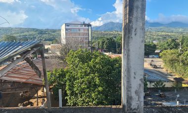 Un edificio sin terminar en una ubicación de primera en Tarapoto. Al lado del óvalo, cerca del hotel San Marino. Deja que otros se pregunten qué pasó.