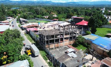 Un edificio sin terminar en una ubicación de primera en Tarapoto. Al lado del óvalo, cerca del hotel San Marino. Deja que otros se pregunten qué pasó.