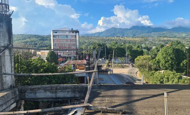 Un edificio sin terminar en una ubicación de primera en Tarapoto. Al lado del óvalo, cerca del hotel San Marino. Deja que otros se pregunten qué pasó.