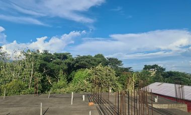 Un edificio sin terminar en una ubicación de primera en Tarapoto. Al lado del óvalo, cerca del hotel San Marino. Deja que otros se pregunten qué pasó.