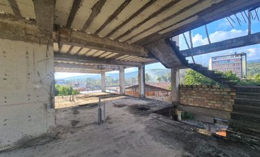 Un edificio sin terminar en una ubicación de primera en Tarapoto. Al lado del óvalo, cerca del hotel San Marino. Deja que otros se pregunten qué pasó.