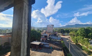 Un edificio sin terminar en una ubicación de primera en Tarapoto. Al lado del óvalo, cerca del hotel San Marino. Deja que otros se pregunten qué pasó.