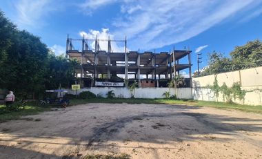 Un edificio sin terminar en una ubicación de primera en Tarapoto. Al lado del óvalo, cerca del hotel San Marino. Deja que otros se pregunten qué pasó.