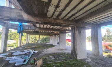 Un edificio sin terminar en una ubicación de primera en Tarapoto. Al lado del óvalo, cerca del hotel San Marino. Deja que otros se pregunten qué pasó.