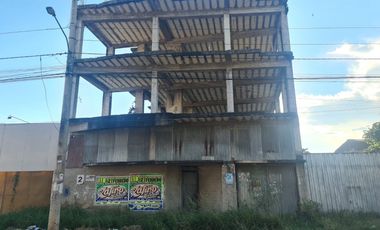 Un edificio sin terminar en una ubicación de primera en Tarapoto. Al lado del óvalo, cerca del hotel San Marino. Deja que otros se pregunten qué pasó.