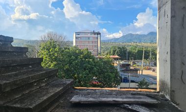 Un edificio sin terminar en una ubicación de primera en Tarapoto. Al lado del óvalo, cerca del hotel San Marino. Deja que otros se pregunten qué pasó.