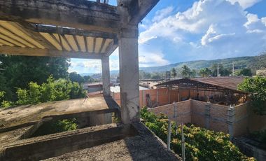 Un edificio sin terminar en una ubicación de primera en Tarapoto. Al lado del óvalo, cerca del hotel San Marino. Deja que otros se pregunten qué pasó.