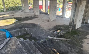 Un edificio sin terminar en una ubicación de primera en Tarapoto. Al lado del óvalo, cerca del hotel San Marino. Deja que otros se pregunten qué pasó.