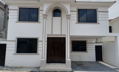 Casa de venta en condado de 5 dormitorios Guayaquil Ecuador
