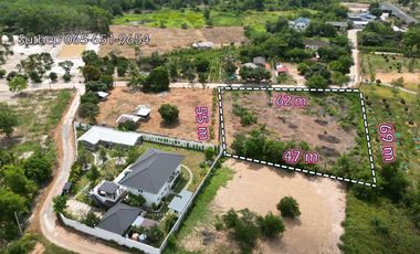 Land for sale, already filled in, area 2 rai, electricity and water ready. 1 km from Sukhumvit Road, near the community area of Taphong, Rayong.