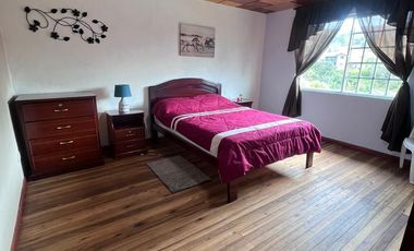 HERMOSA CASA CON AREA VERDE Y AMOBLADA EN RENTA, Sector Capulispamba R117