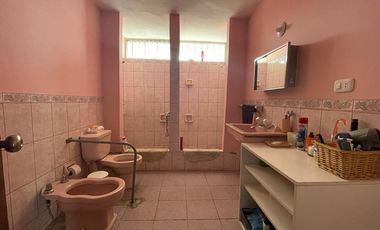 VENDO CASA CONSERVADA CON ZON COMERCIAL (ESQUINA)SJ.DE MIRAFLORES