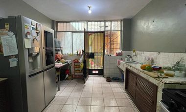 VENDO CASA CONSERVADA CON ZON COMERCIAL (ESQUINA)SJ.DE MIRAFLORES