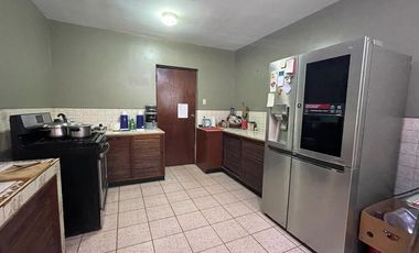 VENDO CASA CONSERVADA CON ZON COMERCIAL (ESQUINA)SJ.DE MIRAFLORES