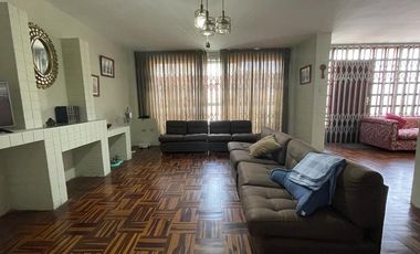 VENDO CASA CONSERVADA CON ZON COMERCIAL (ESQUINA)SJ.DE MIRAFLORES