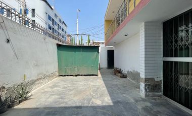 VENDO CASA CONSERVADA CON ZON COMERCIAL (ESQUINA)SJ.DE MIRAFLORES