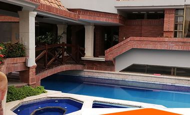 EN MACHALA EN UNIORO HERMOSA CASA CON PISCINA DE 6 DESNIVELES Y 4 NIVELES CON 6 DORMITORIOS Y  PISCINA, CANCHA