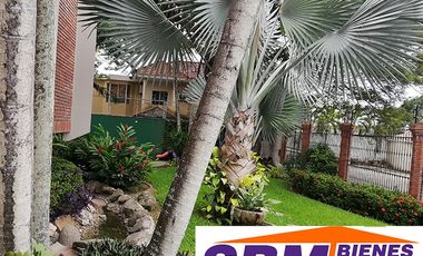 EN MACHALA EN UNIORO HERMOSA CASA CON PISCINA DE 6 DESNIVELES Y 4 NIVELES CON 6 DORMITORIOS Y  PISCINA, CANCHA