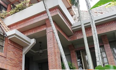 EN MACHALA EN UNIORO HERMOSA CASA CON PISCINA DE 6 DESNIVELES Y 4 NIVELES CON 6 DORMITORIOS Y  PISCINA, CANCHA