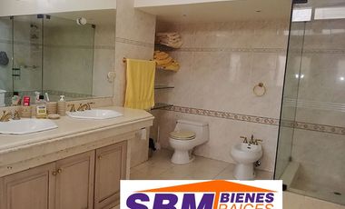 EN MACHALA EN UNIORO HERMOSA CASA CON PISCINA DE 6 DESNIVELES Y 4 NIVELES CON 6 DORMITORIOS Y  PISCINA, CANCHA