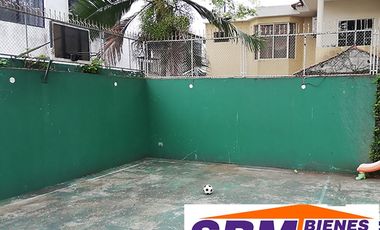 EN MACHALA EN UNIORO HERMOSA CASA CON PISCINA DE 6 DESNIVELES Y 4 NIVELES CON 6 DORMITORIOS Y  PISCINA, CANCHA