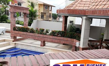 EN MACHALA EN UNIORO HERMOSA CASA CON PISCINA DE 6 DESNIVELES Y 4 NIVELES CON 6 DORMITORIOS Y  PISCINA, CANCHA